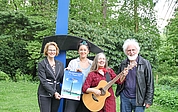 Barmstedts Bürgermeisterin Heike Döpke (von links), die Künstlerin Karin Weißenbacher mit Musikerin PETRA und Künstler Fritz Kunkelmoor vor dem Stahlobjekt "Sturmkönig" von Ulrich Schmied. (Foto: Meyer-Lutz) 