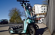 Der Anbieter Dott stellte seine E-Roller gestern zum Beispiel auf der Wedenkamp-Brücke bereit. Auf den Fahrzeugen sind die Schriftzüge Dott und TIER zu lesen. Diese Anbieter schlossen sich zusammen. (Foto: Frank)