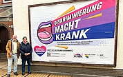 Gleichstellungsbeauftragte Heidi Basting und Bi+Aktivist und Lehrer Frank Thies trafen sich vor dem Plakat, das Teil einer Sichtbarkeitskampagne vom Sozialministerium Schleswig-Holstein ist. (Foto: Frank Thies)