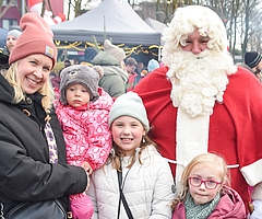 Viele Menschen ließen sich mit dem Weihnachtsmann fotografieren. (Foto: Frank)