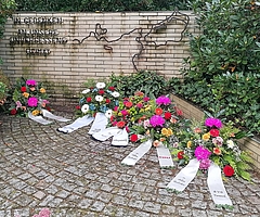 Zwei von diesen fünf Blumengestecken wurden vom Heimatmahnmal in Tornesch gestohlen. (Foto: Stadt Tornesch)