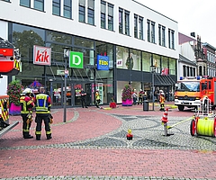 Die Feuerwehr war mit zahlreichen Fahrzeugen auf den Alten Markt angerückt. (Foto: Frank)