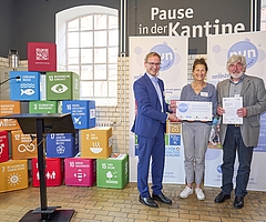 Bei einem Festakt im Elmshorner Industriemuseum übergab Staatssekretär Guido Wendt (links) die Auszeichnung an Susanne Flor (Umweltbildung GAB) und GAB-Geschäftsführer Herbert Schultze. (Foto: GAB)