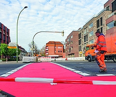 Die Markierung der Kreuzung ist schon geschafft. Aktuell laufen die Arbeiten in der Feldstraße. (Foto: Strandmann) 