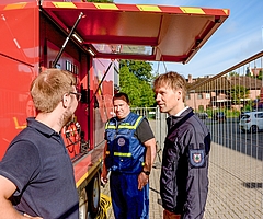 Robert Schwerin (rechts), Fachbereichsleiter Bevölkerungsschutz, setzte am Mittwochmorgen an der Kreisberufsschule in Pinneberg die größte Netz-Ersatzanlage des Katastrophenschutzes im Kreis Pinneberg in Gang. (Foto: Kreis Pinneberg)