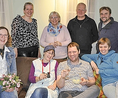 Die Theatergruppe führt das Stück Smüüsteravend vor. Sie besteht aus Annhild Hatje (hinten von links), Angelika Schlüter, Frank Schlapkohl als Regisseur, Thore Schlüter, Monika Hachmann (vorn von links), Marion Maack, Claus Thies und Juliane Thies. (Foto: Ahrenloher Dorfgemeinschaft)