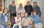 Die Theatergruppe führt das Stück Smüüsteravend vor. Sie besteht aus Annhild Hatje (hinten von links), Angelika Schlüter, Frank Schlapkohl als Regisseur, Thore Schlüter, Monika Hachmann (vorn von links), Marion Maack, Claus Thies und Juliane Thies. (Foto: Ahrenloher Dorfgemeinschaft)