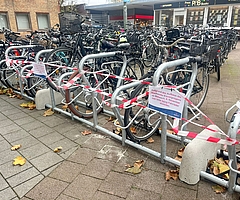 Dieser Fahrradständer ist gesperrt, die Bürger nutzen ihn aber trotz Verbotsschildern. (Foto: Schröckert)