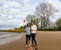 Pastorin Geske Leweke (li.) aus der Kirchengemeinde St. Jürgen in Horst und Pastorin Miriam Pietzsch von der Kirchengemeinde Kiebitzreihe am Ort des Geschehens, dem Strand von Kollmar. (Foto: Kirchenkreis Rantzau-Münsterdorf)