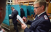Schriftführer und Pressesprecher Ralf Diedrichsen hakte die Namen der Stimmberechtigten ab. (Foto: Frank)