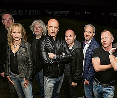 Zur Band Sound 'n' Fury gehören Gregor Schmitt (Gesang), Peter Kohls (Mandoline, Elektro- und Akustikgitarre), Uwe Rimsa (Elektro- und Akustikgitarre, Gesang), Gert Drögemüller (Akkordeon, Keyboards, Gesang), Jörn Saul (Bass, Gesang), Marcus Kohls (Schlagzeug, Cachon) und Tina Armbrust (Percussion, Gesang). (Foto: Sound 'n' Fury)