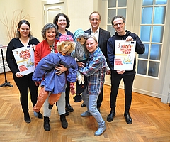 Freuen sich auf das 7. Kinderkulturfest am 25. Mai: Anni Bestmann (von links, aus dem Amt für Kultur und Weiterbildung), Künstlerin Ruth Alice Kosnick, Amtsleiterin Caroline Schultz, Künstlerin Anna Haentjens, Oberbürgermeister Volker Hatje und Frank Ramson aus dem Amt für Kultur und Weiterbildung. Zum Organisationsteam zählt zudem Christel Storm. (Foto: Torben Hinz, Stadt Elmshorn)