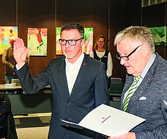 Feierlicher Moment: Bürgervorsteher Andreas Hahn (re.) nimmt Erik Sachse die Eidesformel im Rund des Stadtverordnetenkollegiums ab. (Foto: rs)