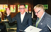 Feierlicher Moment: Bürgervorsteher Andreas Hahn (re.) nimmt Erik Sachse die Eidesformel im Rund des Stadtverordnetenkollegiums ab. (Foto: rs)