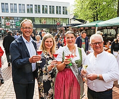 Sie stießen gemeinsam auf vier fröhliche Tage an: Bürgermeister Volker Hatje (v. li.), die Weinkönigin 2022 Antonia Letz, die frisch gekürte Weinkönigin dieses Jahres Finja Leidig und der stellvertretende Vorsitzende des ausrichtenden VBV Jürgen Schumann. (Foto: Strandmann)