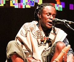 Der Kenianer Rapasa Nyatrapasa Otieno tritt neben vielen anderen Künstlern an diesem Wochenende beim "Hakuna-Matata-Festival" in Uetersen auf. Foto: Britten Pears Arts