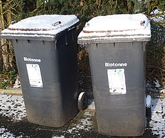 Im Winter kann der Inhalt von Biotonnen leicht gefrieren. (Symbolfoto: Gila Hanssen / pixelio.de, www.pixelio.de)