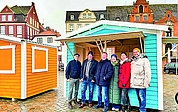 Stellten die neuen Marktbuden vor: Jan Welge (v. li., BIG Städtebau GmbH), Simon Steckmeister (Inhaber der Firma Steindeich), Jörg Behrens (Steinbeis Papier GmbH), Petra Brockmüller (Stadtverwaltung), Anica Imbeck (GDM GmbH) und Bürgermeister Rolf Apfeld. (Foto: GDM)