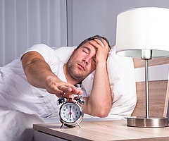 Die fehlende Stunde bei der Zeitumstellung führt bei vielen Menschen dazu, dass sie morgens eigentlich länger schlafen möchten. (Foto: AOK)