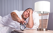 Die fehlende Stunde bei der Zeitumstellung führt bei vielen Menschen dazu, dass sie morgens eigentlich länger schlafen möchten. (Foto: AOK)