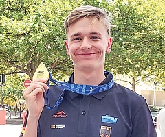 Stolz präsentiert Johannes Liebmann seine Goldmedaille, die er bei der EM in Paris über 800 Meter Freistil holte. (Foto: Samuel Liebmann)