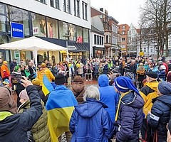 Zahlreiche Ukrainerinnen und Ukrainer beteiligten sich an der Kundgebung auf dem Alten Markt zum Jahrestag des russischen Überfalls auf ihr Land. Foto: Strandmann 
