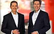 Vorstand Eduard Schlett (links) und sein Stellvertreter Martin Deertz zeigen sich zufrieden. (Foto: Sparkasse Südholstein)