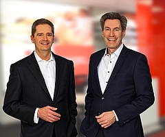 Vorstand Eduard Schlett (links) und sein Stellvertreter Martin Deertz zeigen sich zufrieden. (Foto: Sparkasse Südholstein)