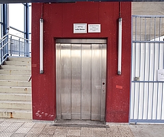 "Außer Betrieb" steht am Aufzug der Gleisüberführung am Tornescher Bahnhof auf der Seite des Rewe-Markts: Die Anlage ist abgeschaltet, da der Aufzug auf der gegenüberliegenden Seite wegen eines Defekts ausgefallen ist. (Foto: Frank)