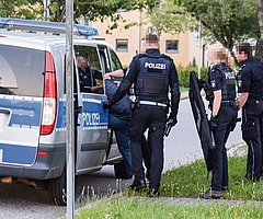 Die Polizei führte den Verdächtigen ab. (Foto: Frank)