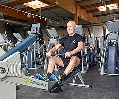 Bernd Wegener trainiert hart. Der 68-jährige Tornescher will bei den HYROX World Championships am Sonnabend, 27. Mai, in Manchester den Weltmeistertitel holen. (Foto: Fitnessfabrik Tornesch)