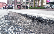 Grand Canyon in der Holstenstraße: Dieses Schlagloch vor der Kreuzung zur Schulstraße ist mehrere Zentimeter tief. Die Stoßdämpfer haben ordentlich etwas zu tun. Ausweichmanöver können schnell gefährlich werden. (Foto: Frank)