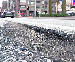 Grand Canyon in der Holstenstraße: Dieses Schlagloch vor der Kreuzung zur Schulstraße ist mehrere Zentimeter tief. Die Stoßdämpfer haben ordentlich etwas zu tun. Ausweichmanöver können schnell gefährlich werden. (Foto: Frank)