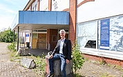 Tobias Gehle, Leiter des Amtes für Projektentwicklung im Elmshorner Rathaus, ist froh, dass es mit dem Abriss des ehemaligen Sky-Markt-Gebäudes (Hintergrund) endlich losgeht. (Foto: Strandmann)