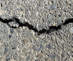 Die Landesstraße 109 weist ähnliche Schäden auf. (Symbolfoto: Pixabay)