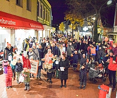 Laternen schwenkende Kinder, singende Eltern und sich solidarisch zeigende Politiker zogen gemeinsam durch die Uetersener Fußgängerzone. Vertreter der Gute-Kita-Initiative trugen ein Transparent mit der Aufschrift „Nein! Wir schaffen das nicht mehr! Erzieher:Innen Notstand ist Eltern-Notstand“ vor sich her. (Foto: Frank)