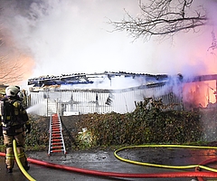 Die Einsatzkräfte löschten das Feuer mit Wasser und Schaum. (Foto: KFV Pinneberg)