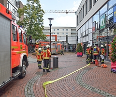 Die Freiwillige Feuerwehr Elmshorn rückte mit fünf Fahrzeugen auf den Alten Markt an. (Foto: Frank)
