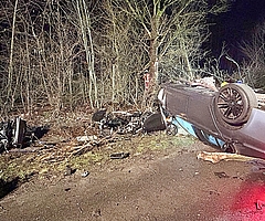 Nach dem Unfall lag das Auto auf dem Dach auf dem Seitenstreifen. Der Motorblock war herausgerissen. (Foto: Glindmeyer/Kreisfeuerwehrverband)