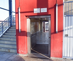 Der Aufzug am Tornescher Bahnhof auf der Seite des Rewe-Markts läuft wieder. Die Anlage an dem gegenüberliegenden Gleis wurde repariert. (Foto: Frank)