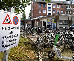 Das Halteverbot für Fahrräder und Roller auf dem Holstenplatz gilt seit Mittwoch. Interessiert hat es bisher fast niemanden. (Foto: Frank)