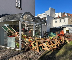 Dieses Foto entstand vor dem Diebstahl: Das entwendete Gemälde ist vor dem Torhaus am Geländer der Krückau zu sehen. (Foto: Kunstverein Elmshorn)