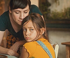 Der Film „Von der Flüchtigkeit eines Geschmacks“ zeigt, wie Antonia (Anna Schumacher, links) und ihre Tochter Félie (Annabell Wessel) den Tod von Félies Vater verarbeiten. (Foto: Ulrike von Au)