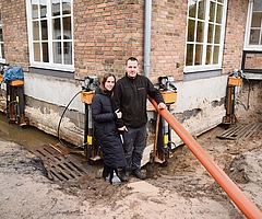 Mit neun hydraulischen Stempeln hat Felix Hamann das Haus wieder hochgedrückt. Es steht nun auf Stahlrohren. Nachdem das Foto entstanden war, verfüllte der 26-Jährige den Spalt unter dem Haus mit Beton. (Foto: Frank)