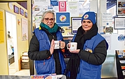 Ohne dicke Daunenjacke, Weste, Schal und Mütze geht‘s nicht: Susanne Eulrich (links) und Anna Federmann von der Bahnhofsmission halten sich am heißen Kaffee fest. (Foto: Frank)