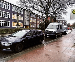 Fahrzeuge der Polizei standen am Mittwochmorgen in der Schulstraße in Elmshorn. (Foto: Frank)
