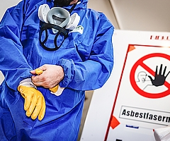 So läuft Asbest-Sanierung: Overall, Atemschutzmaske, Handschuhe und dazu noch eine Schutzbrille. „Komplett-Schutz ist ein Muss“, sagt die Bau-Gewerkschaft. (Foto: IG BAU | Alireza Khalili)