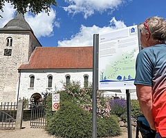 Diese neue Infotafel steht an der St. Petri-Kirche in Bosau. (Foto: Mönchsweg e.V./Thomas Widerin)