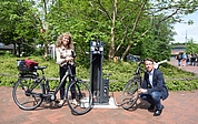 Stellten im Mai 2022 eine Fahrradreparaturstation in Tornesch vor: Bürgermeisterin Sabine Kählert und Bauamtsleiter René Goetze. Die Stadt will ihre Fahrradinfrastruktur weiter verbessern. (Archivfoto: Frank)