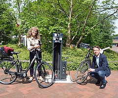 Stellten im Mai 2022 eine Fahrradreparaturstation in Tornesch vor: Bürgermeisterin Sabine Kählert und Bauamtsleiter René Goetze. Die Stadt will ihre Fahrradinfrastruktur weiter verbessern. (Archivfoto: Frank)